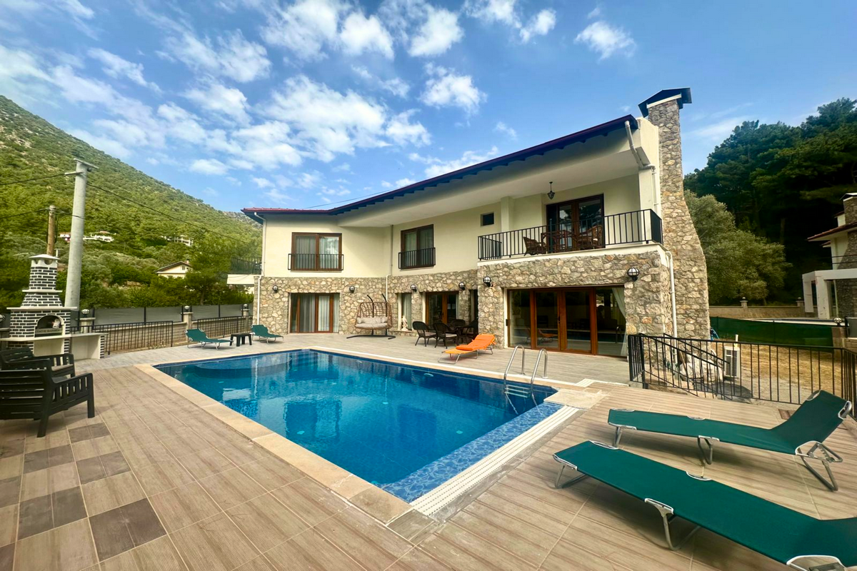 Fethiye 10 kişilik kiralık villa özel havuzlu geniş aile villası