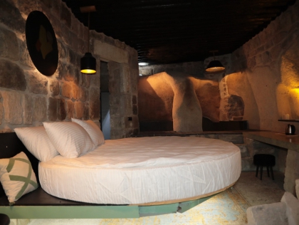 Peri Suites 5 (1900)