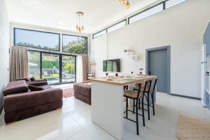 Villa West (2088)