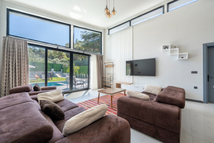 Villa West (2088)